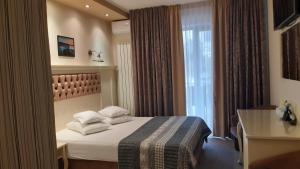 Hotel Holiday Maria tesisinde bir odada yatak veya yataklar