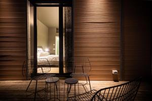 - deux chaises et une table dans une chambre avec un lit dans l'établissement Dreams Hotel Città Studi, à Milan