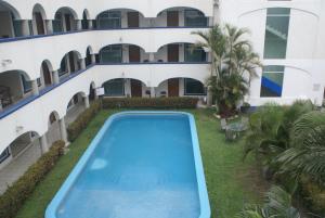 Bazén v ubytování Hotel Arcos Aeropuerto nebo v jeho okolí