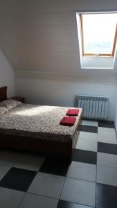 1 dormitorio con 1 cama en una habitación con ventana en Hostel Vitan, en Leópolis