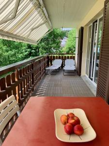 une assiette de pommes sur une table sur une terrasse couverte dans l'établissement Arcula, à Flims