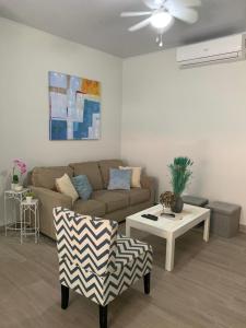 sala de estar con sofá y mesa en Apartamentos Ganesha Jacó, en Jacó