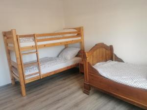 Schwarzwaldmarie Ferienwohnung tesisinde bir ranza yatağı veya ranza yatakları