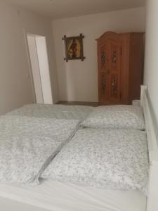 Ein Bett oder Betten in einem Zimmer der Unterkunft Schwarzwaldmarie Ferienwohnung