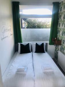 una cama en una habitación con una ventana grande en Green Happiness With Private Parking, en Zandvoort