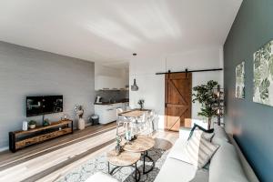 sala de estar con sofá y mesa en Green Happiness With Private Parking, en Zandvoort