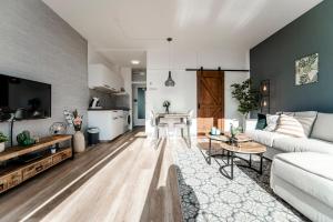 sala de estar con sofá y mesa en Green Happiness With Private Parking, en Zandvoort