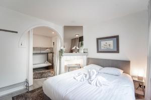 A bed or beds in a room at Het Zomerhuis Family apartment