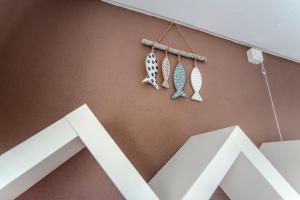 un mur avec trois paires de crochets d’oreilles sur celui-ci; dans l'établissement Sea Star Stay with Private Parking!, à Zandvoort
