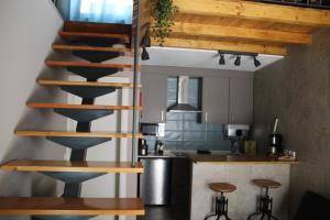 una cucina con una scala a chiocciola in legno in una cucina di Trendy House a Lagos