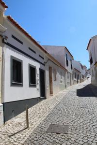 una strada di ciottoli con edifici sul lato di un edificio di Trendy House a Lagos