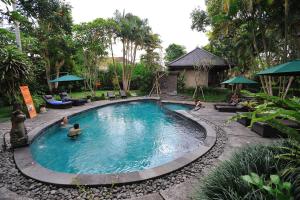 Bazén v ubytování De Munut Balinese Resort nebo v jeho okolí