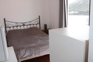 - une chambre avec un lit et une fenêtre dans l'établissement El sueño - Le rêve, à San Bartolomé