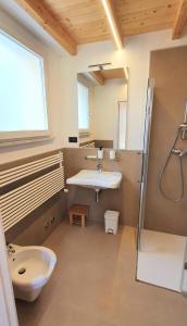 La salle de bains est pourvue d'un lavabo et d'une douche. dans l'établissement Affittacamere La Fonte, à Levanto