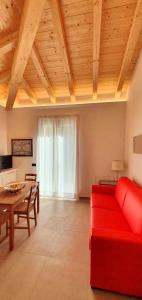 - un salon avec un canapé rouge et une table dans l'établissement Affittacamere La Fonte, à Levanto