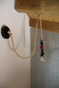 una luce appesa a un soffitto di legno con una corda di Trendy House a Lagos