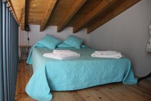 una camera da letto con letto con lenzuola blu e cuscini blu di Trendy House a Lagos