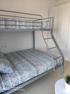 Krevet ili kreveti na sprat u jedinici u okviru objekta Apartament SomRiu
