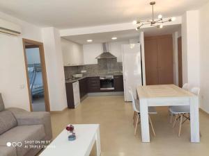 Kuchyň nebo kuchyňský kout v ubytování Apartament SomRiu