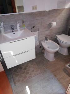チンクアレにあるsole mare versiliaのバスルーム(白い洗面台、トイレ付)