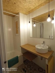 een badkamer met een wastafel, een spiegel en een bad bij Apartament amb dues grans terrasses de 50 m2 i 16 m2 a 300 m de la platja in Sant Antoni de Calonge