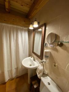 A bathroom at Casa Rural Macia - Apartamentos