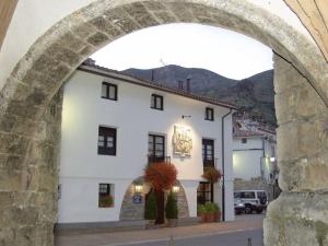 an archway in front of a white building at Casa Rural Las Pedrolas in Arnedillo
