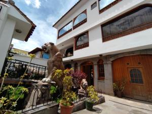 a statue of a dog on a bike in front of a building at Casa del Escultor in Cusco