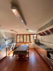 a large kitchen with a table in the middle at Apartamentos Casa Macia in Roní