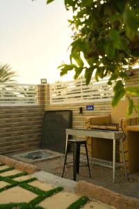 uma mesa e um banco em frente a um edifício em Elaf Resort 4 Bed room luxury resort em Al Muladdah
