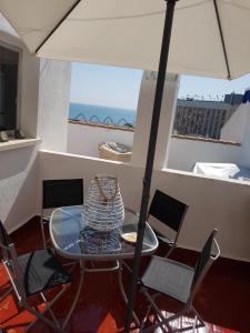 d'une table, de chaises et d'un parasol sur le balcon. dans l'établissement Cuesta del Tajillo, à Torremolinos