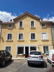 un perro caminando delante de un edificio en La Maison de Soso, en Chambon-le-Château