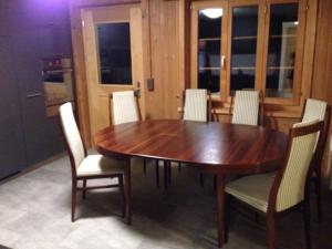 una mesa de madera y sillas en la cocina en Chalet Halten en Lenk