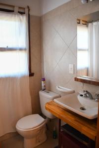a bathroom with a toilet and a sink at Casa Bordó, B & B in Tandil