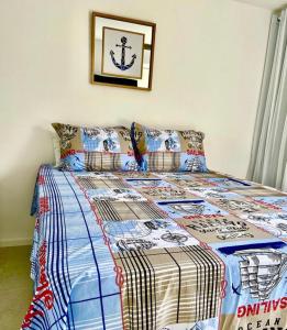 uma cama com uma colcha num quarto em MILAGRES - Morada do toque em São Miguel dos Milagres