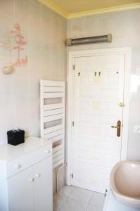 een badkamer met een witte deur en een wastafel bij CASA VIDA, villa encantadora con vistas al mar in Benitachell