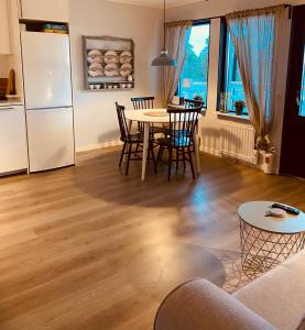 cocina y sala de estar con mesa y sillas en Rämsbyns Fritidsområde - Den perfekta platsen för avkoppling en Idkerberget