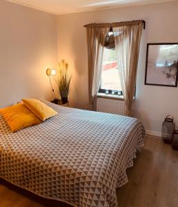 a bedroom with a bed and a window at Rämsbyns Fritidsområde - Den perfekta platsen för avkoppling in Idkerberget