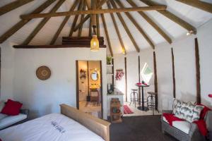 1 dormitorio con 1 cama y 1 silla en una habitación en The Rondi Hosted by Heritage Accommodation, en Wilderness
