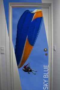 uma pessoa a andar de pára-quedas numa porta em Sky Blue Apartment em Ponta Delgada