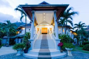 Serenity Lakeside Resort的门面或入口