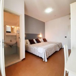A bed or beds in a room at HOTEL CONTI