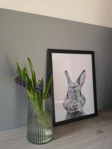 ein Bild einer Vase mit einem Bild eines Kaninchens in der Unterkunft Haus zur lachenden Lieselotte I 5 Minuten zu Fuß zum kostenlosen Naturbad I Messenähe I Waldnähe in Postbauer-Heng
