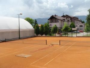 Tenis a/nebo squash v ubytování Hotel Delminium nebo okolí