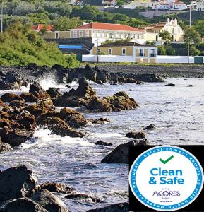 una señal frente a un cuerpo de agua en Quinta das Merces en Angra do Heroísmo