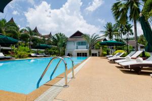 Kolam renang di atau dekat dengan Serenity Lakeside Resort