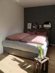 um quarto com uma cama com uma mesa e um espelho em Haus zur lachenden Lieselotte em Postbauer-Heng