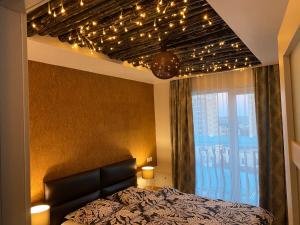 Postel nebo postele na pokoji v ubytování Sunny Deluxe Apartment Cosmopolis + 19 fotografií