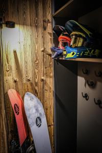 um grupo de snowboards em uma prateleira em uma parede em Apartamenty Riders Lodge Szczyrk Olimpijska em Szczyrk