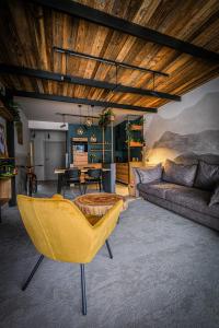 uma sala de estar com um sofá e uma mesa em Apartamenty Riders Lodge Szczyrk Olimpijska em Szczyrk